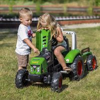 Tractor verde a pedales con remolque