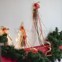 Pequeño árbol de navidad con luces