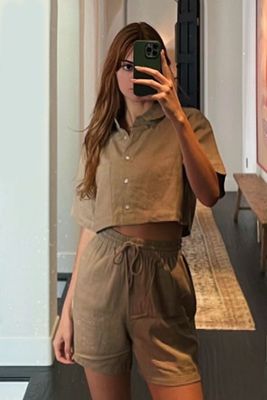 Women's Kendall + Kylie Cropped Shirt in Taupe Large