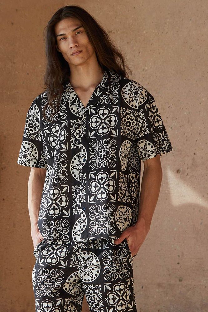 Men Ornate Print Linen-Blend Shirt in Black Small