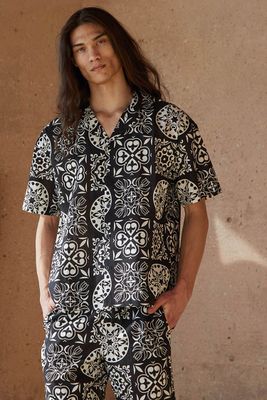 Men Ornate Print Linen-Blend Shirt in Black Small