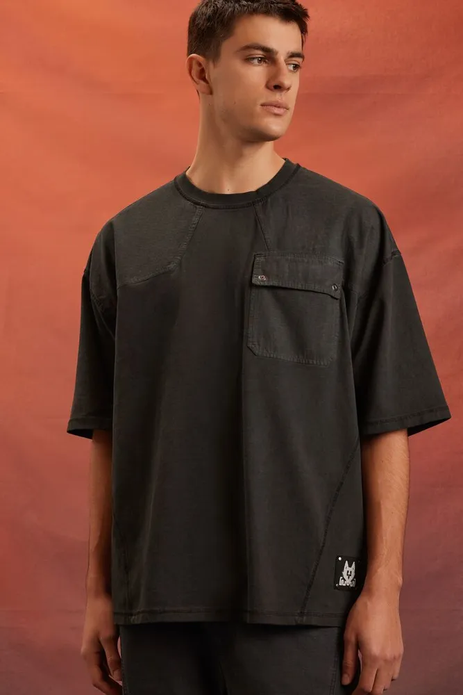 Men Rebel Moon Flap Pocket Crew T-Shirt in Black Small