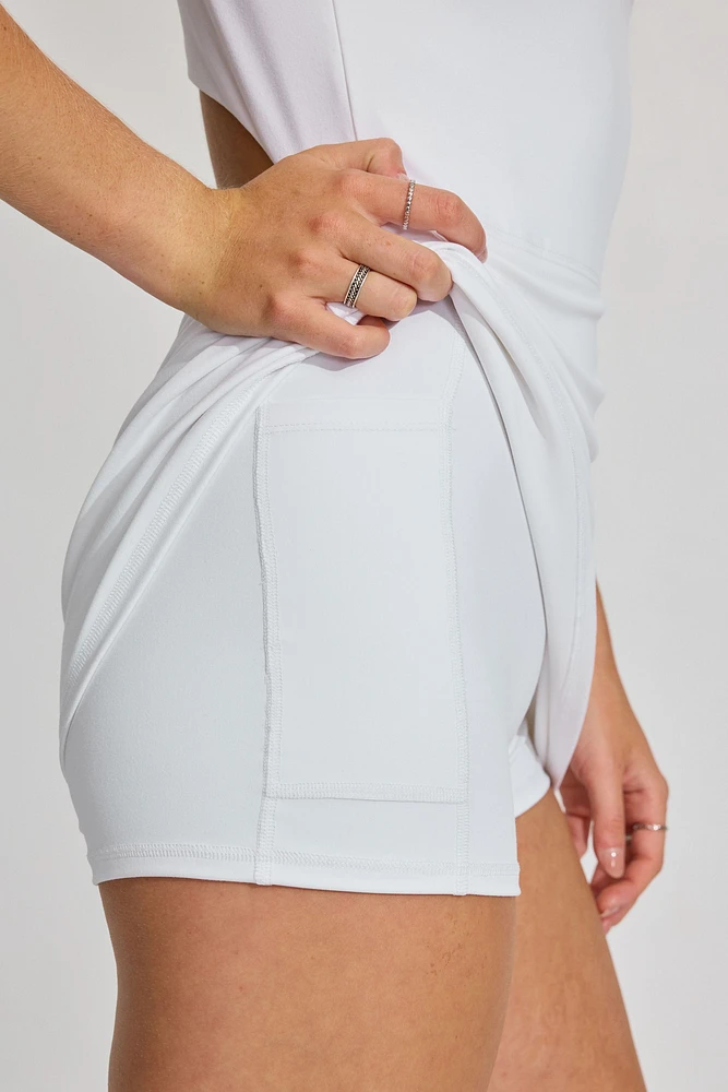 Minirobe sport à col carré et short intégré