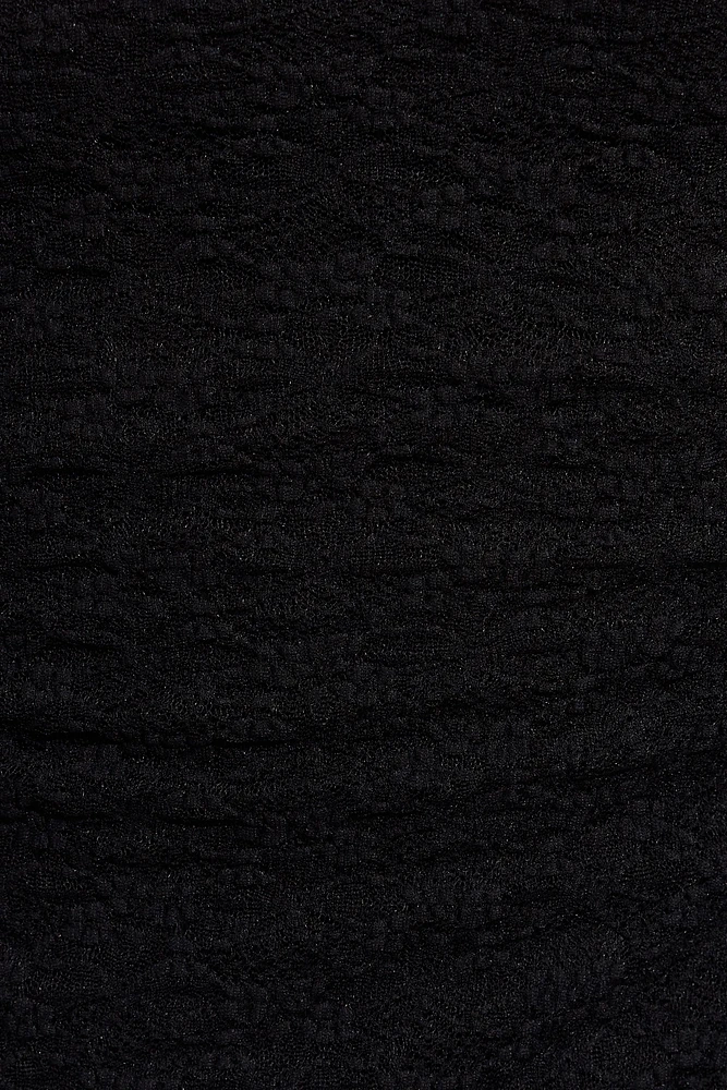 Minirobe asymétrique en dentelle