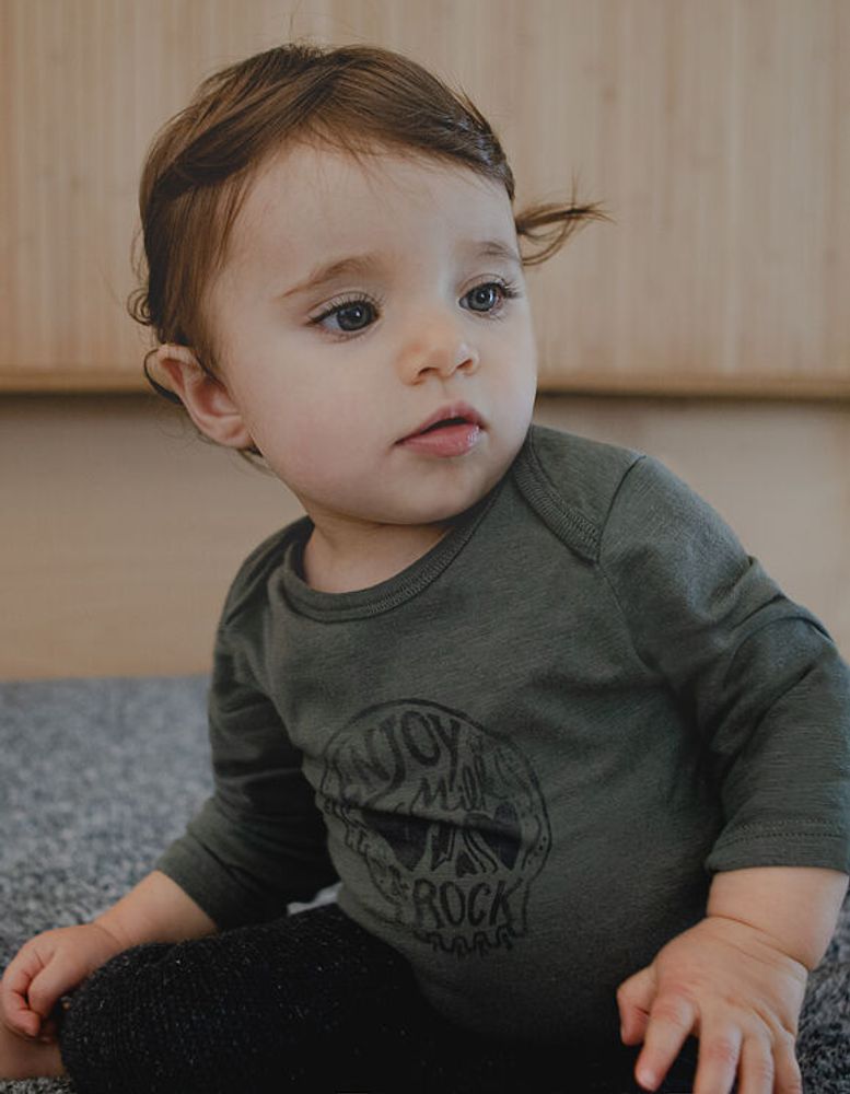 Body kaki clair visuel skull en coton bio bébé IKKS | Mode Printemps Eté Bodies & Pyjama
