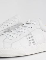 Sneakers blanches en cuir avec perforations Homme IKKS | Mode Automne Hiver Soldes