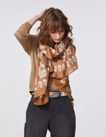 Chèche coloris noisette imprimé têtes de mort femme IKKS | Mode Printemps Eté Chèche, foulard