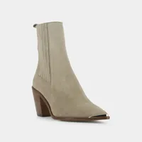 Heeled boots with gathers