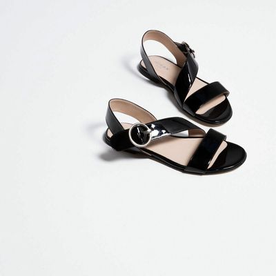 Flat sandals with strap and buckle