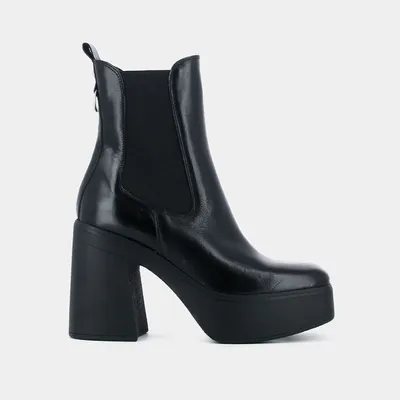 Heeled boots with platform