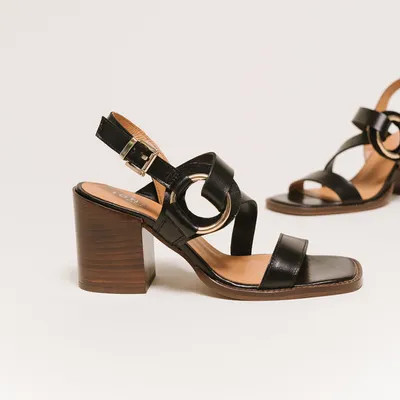 Sandals with heel and ring