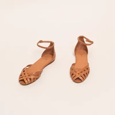 Sandals with flat heel