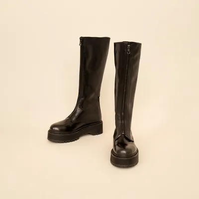 Lowboots with platform and zip closure