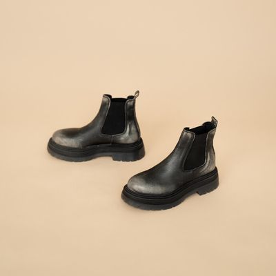 Boots with notched sole