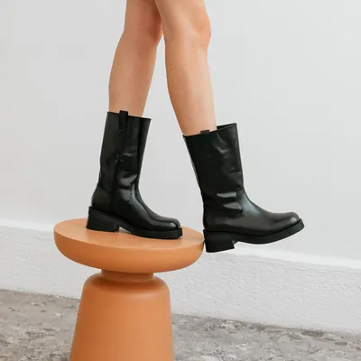 Heeled boots with zip