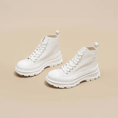 Trainers with laces and thick sole