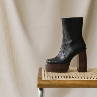 Platform boots with round toes