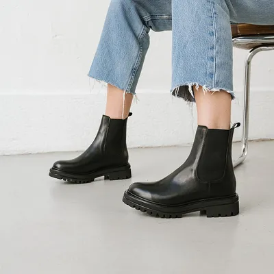 Boots with notched and elastic soles