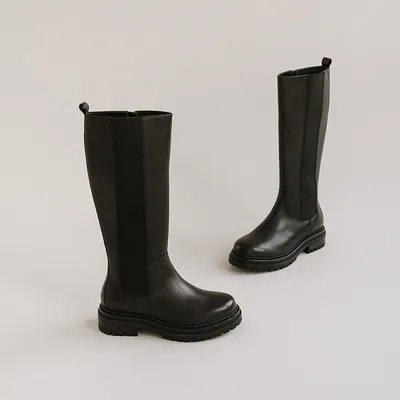 Boots with round toes and notched soles