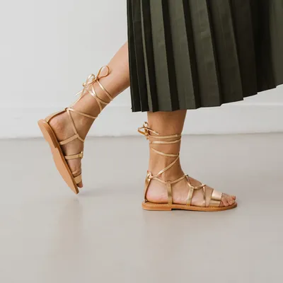 Twisted straps sandals