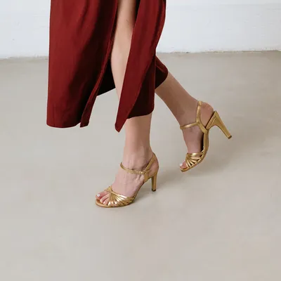 Cross-strap sandals with open toe