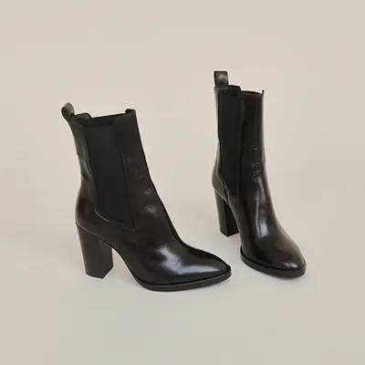Pointed toe elasticated boots