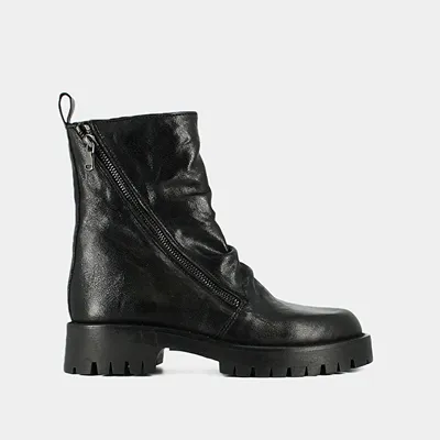 Boots with zips and notched soles