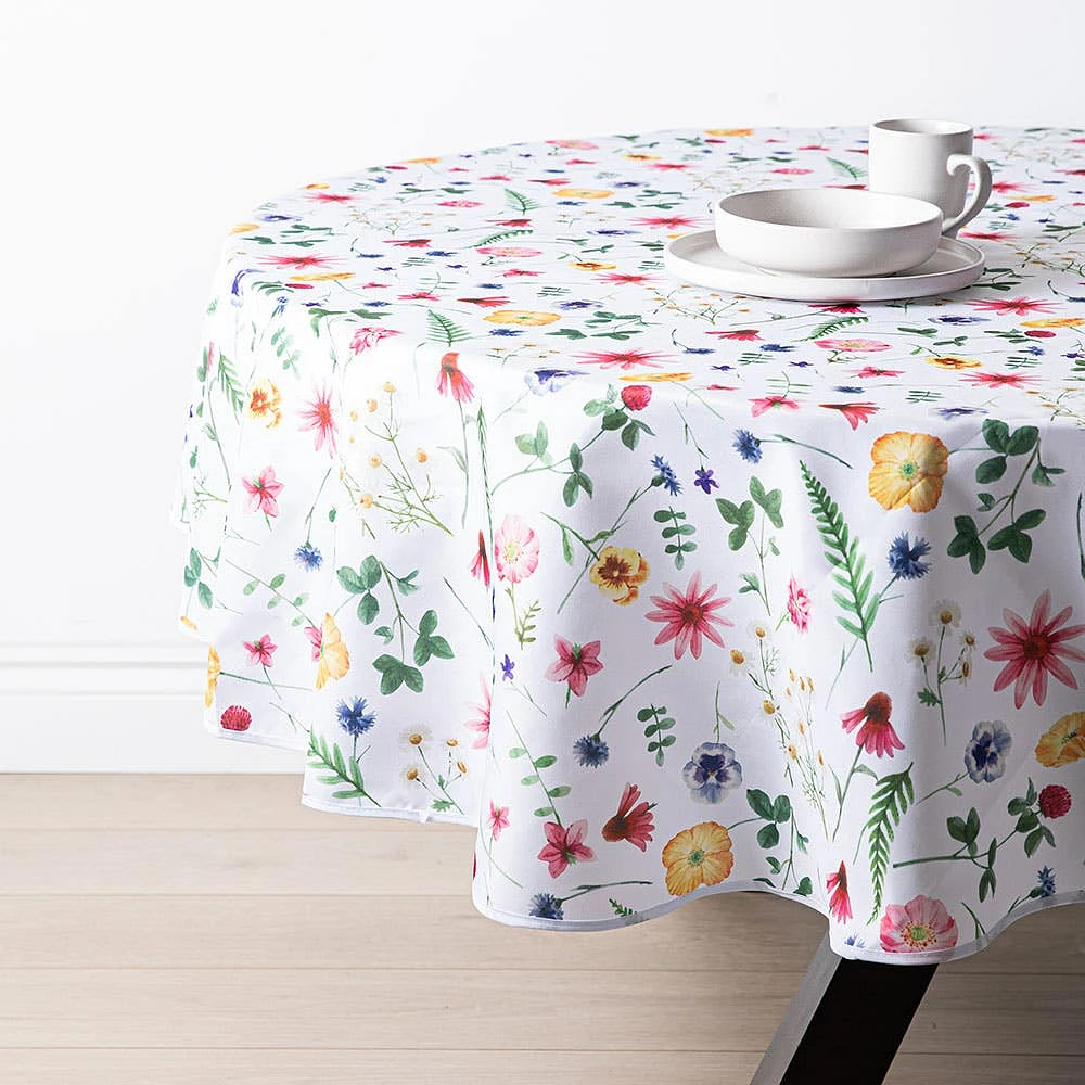 Texstyles Easy-Care 'Flower Garden' Polyester Tablecloth 70" Round