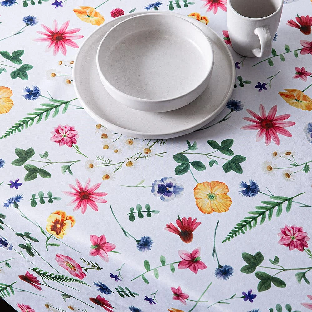 Texstyles Easy-Care 'Flower Garden' Polyester Tablecloth 58x94"