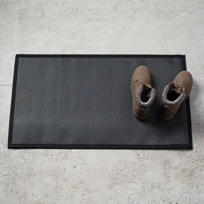 Harman Textaline 'Herringbone' 20"x34" Indoor-Outdoor Mat (Black)