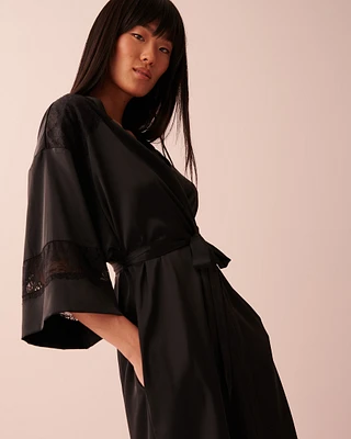 Kimono en satin détail de dentelle
