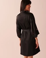 Kimono en satin détail de dentelle