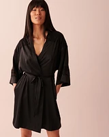 Kimono en satin détail de dentelle