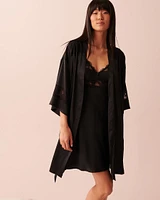 Kimono en satin détail de dentelle