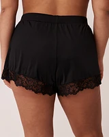 Short bordure de dentelle