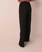 Pantalon jambe large détail de crochet