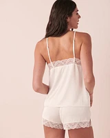 Camisole en satin bordure de dentelle