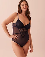 Combiné en dentelle et résille