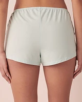 Short modal et détail de dentelle
