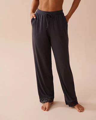 Pantalon en modal avec détails dentelle