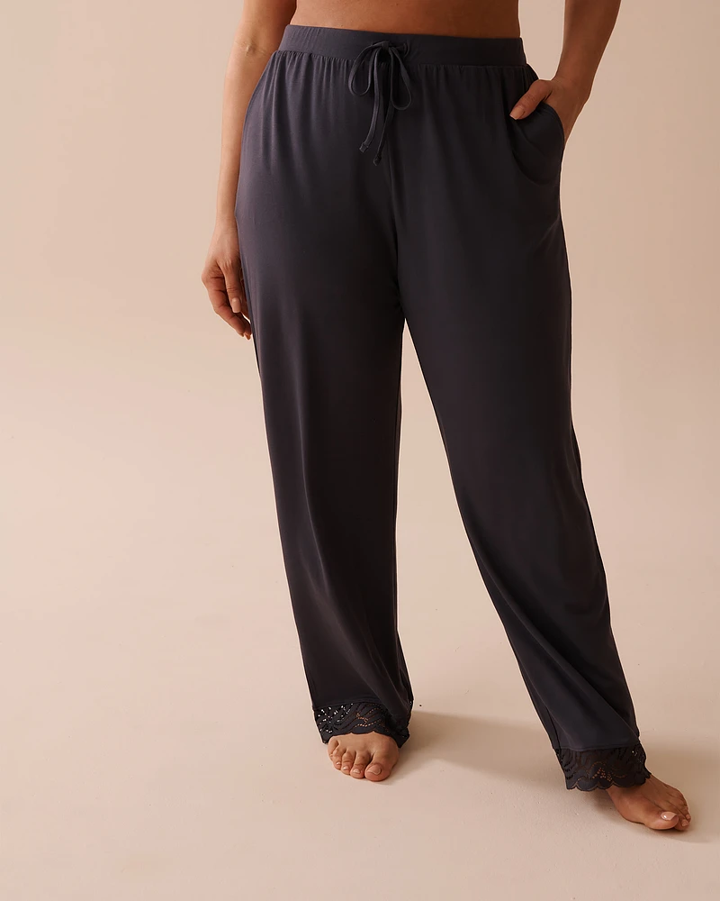 Pantalon en modal avec détails dentelle
