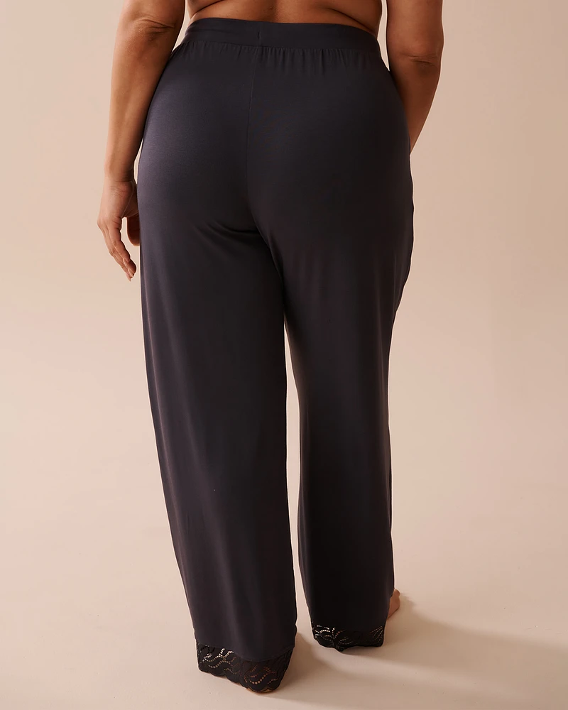 Pantalon en modal avec détails dentelle