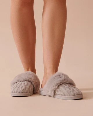 Pantoufles en tricot torsadé et fausse fourrure