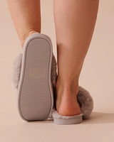Pantoufles en tricot torsadé et fausse fourrure