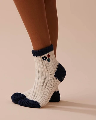 Bas en tricot avec broderie hivernale