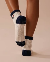 Bas en tricot avec broderie hivernale