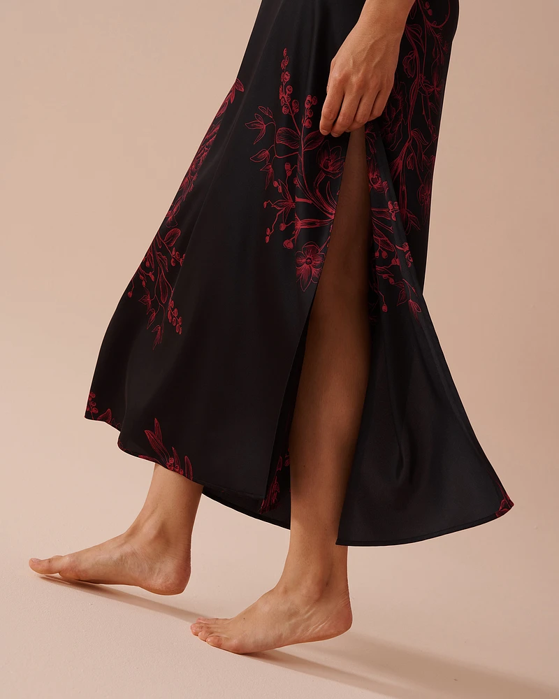 Nuisette longue en satin imprimé floral foncé