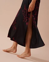Nuisette longue en satin imprimé floral foncé