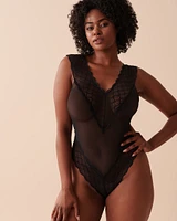 Combiné plongeant en dentelle et résille avec détails croisés