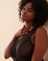 Combiné plongeant en dentelle et résille avec détails croisés